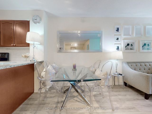 1812 - 30 Grand Trunk Cres