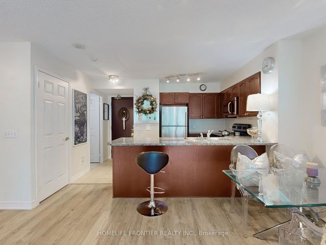 1812 - 30 Grand Trunk Cres