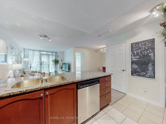 1812 - 30 Grand Trunk Cres