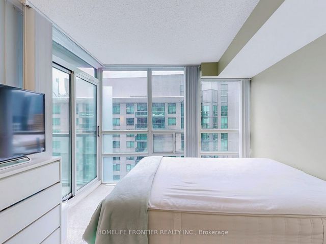 1812 - 30 Grand Trunk Cres