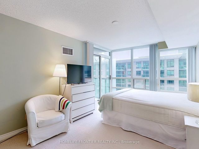 1812 - 30 Grand Trunk Cres