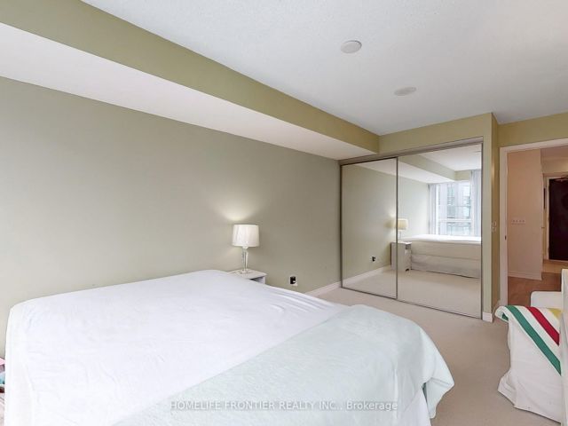 1812 - 30 Grand Trunk Cres