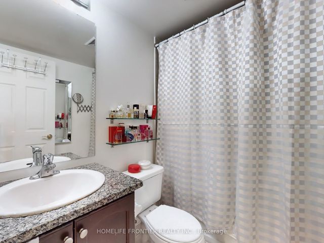 1812 - 30 Grand Trunk Cres