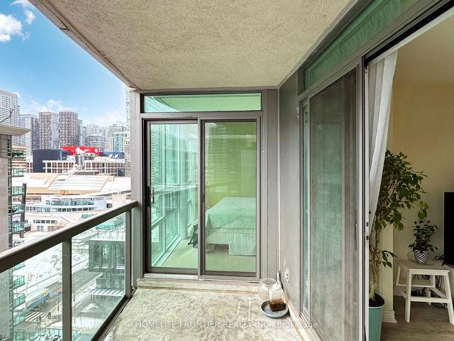 1812 - 30 Grand Trunk Cres