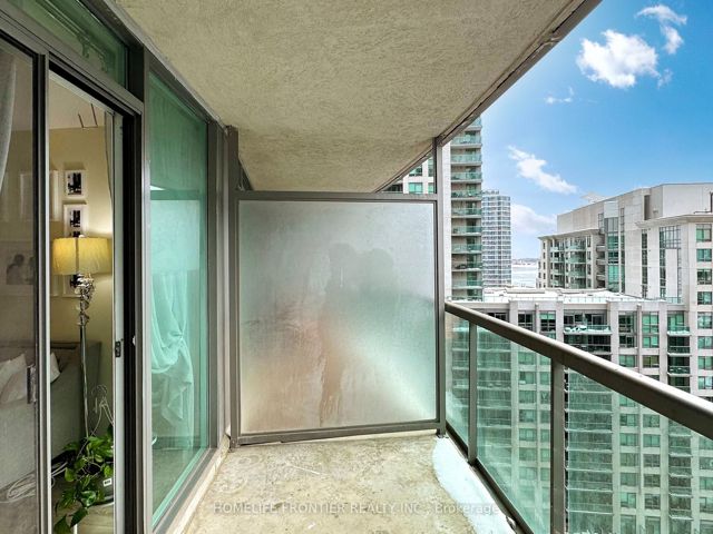 1812 - 30 Grand Trunk Cres
