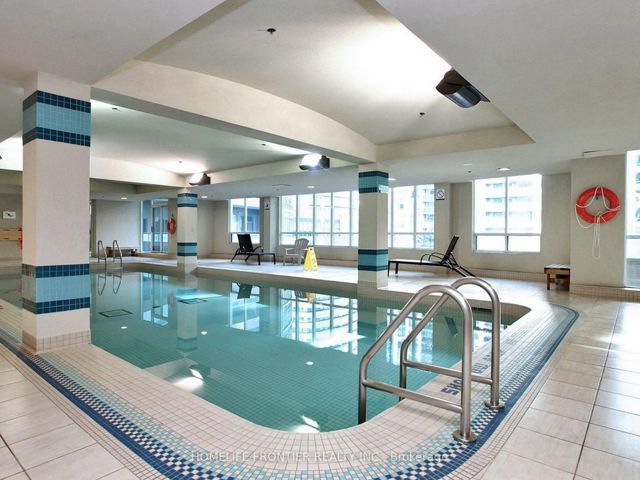 1812 - 30 Grand Trunk Cres