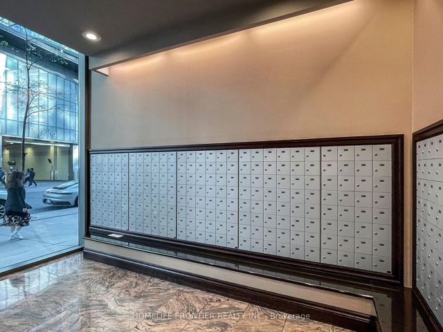 1812 - 30 Grand Trunk Cres
