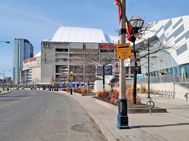 1812 - 30 Grand Trunk Cres