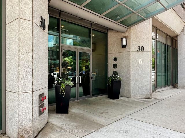 1812 - 30 Grand Trunk Cres