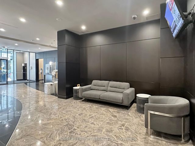 1812 - 30 Grand Trunk Cres