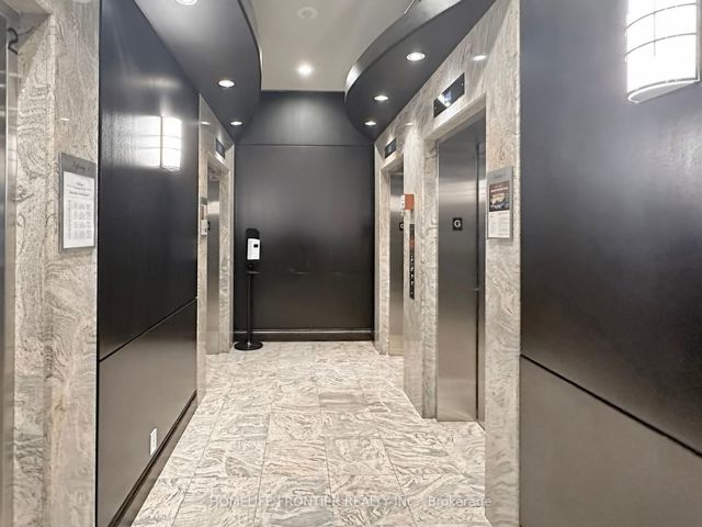 1812 - 30 Grand Trunk Cres