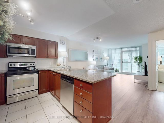 1812 - 30 Grand Trunk Cres
