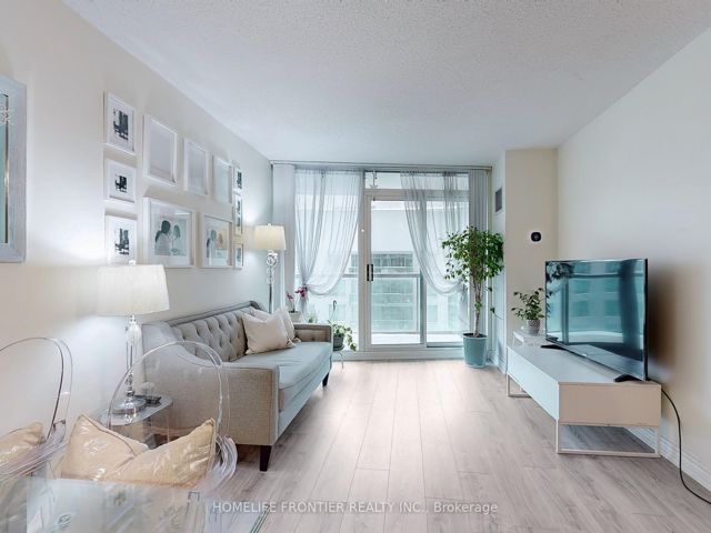 1812 - 30 Grand Trunk Cres