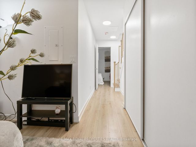 11 - 264 Finch Ave E