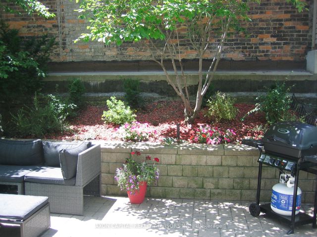 G11 - 350 Wellington St W