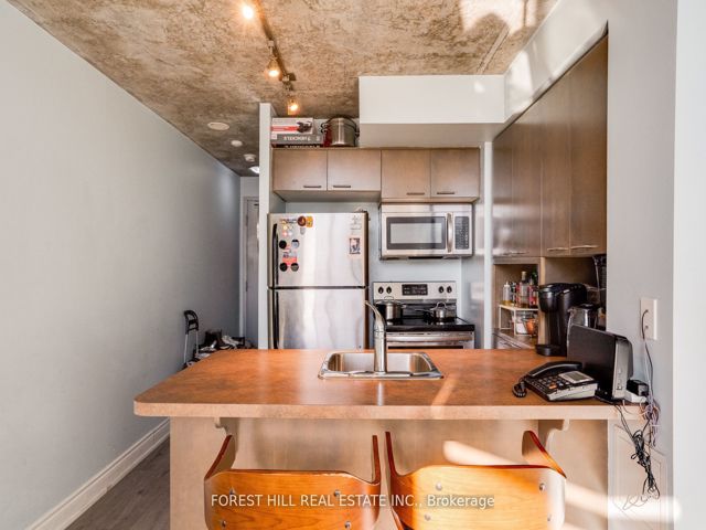 824 - 255 Richmond St E