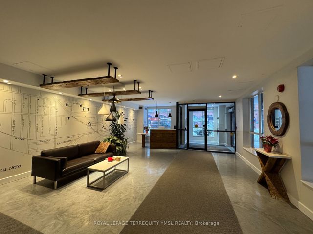 418 - 800 King St W