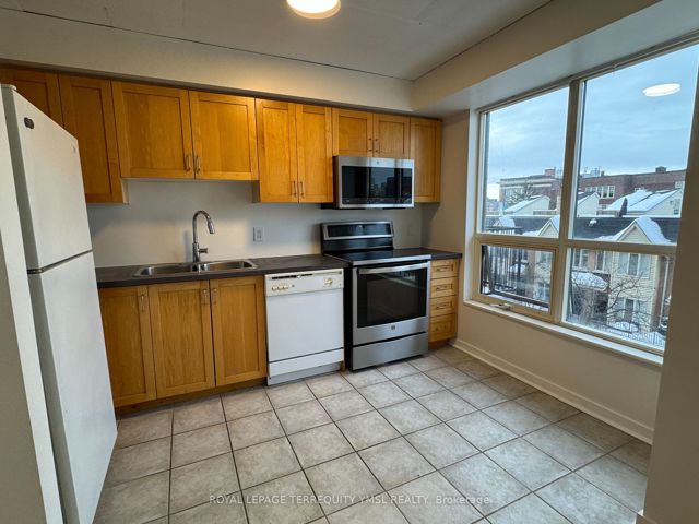 418 - 800 King St W