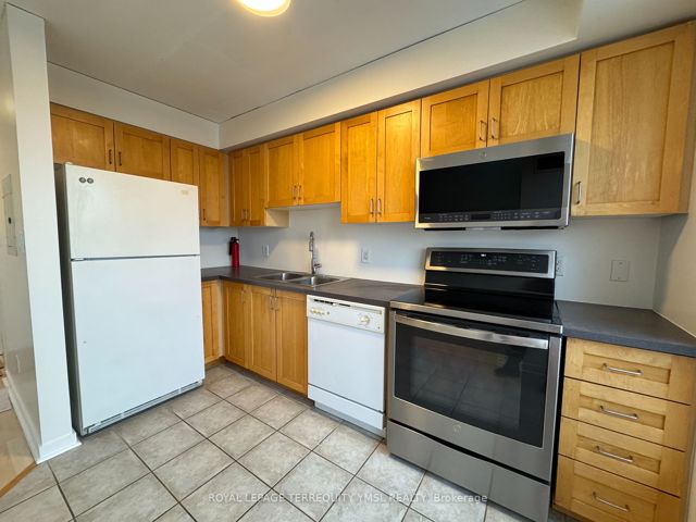 418 - 800 King St W