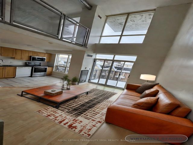 418 - 800 King St W