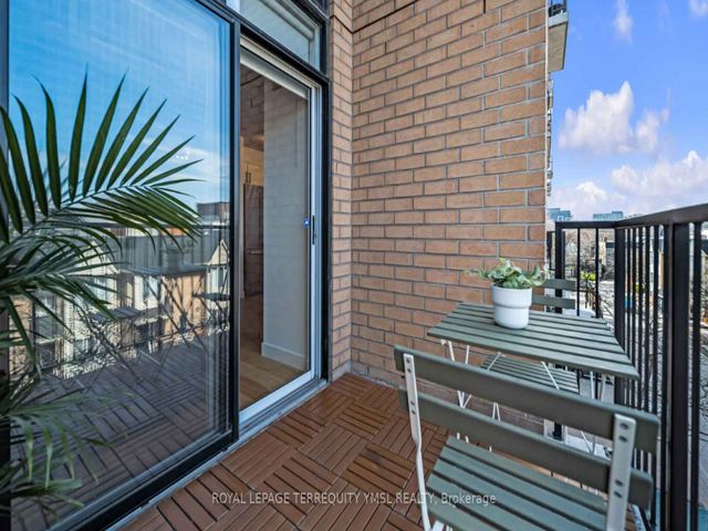418 - 800 King St W