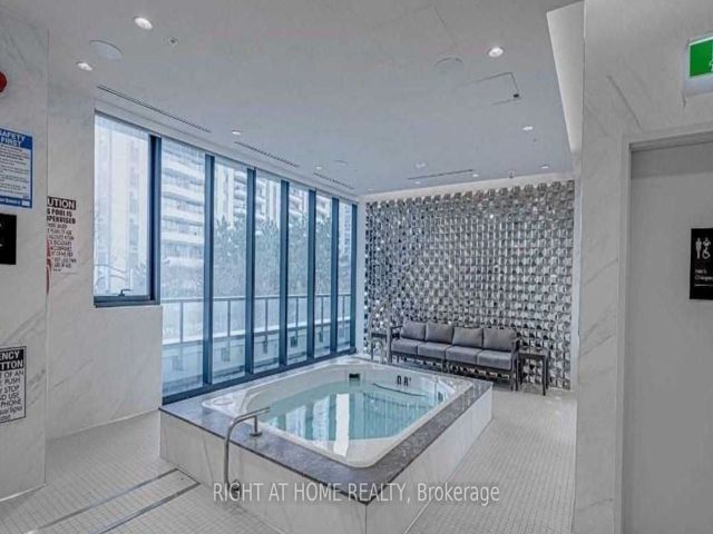 419 - 585 Bloor St E