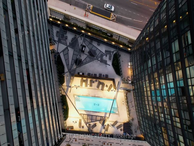 419 - 585 Bloor St E