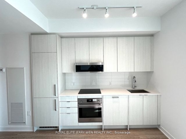 613 - 250 Lawrence Ave W