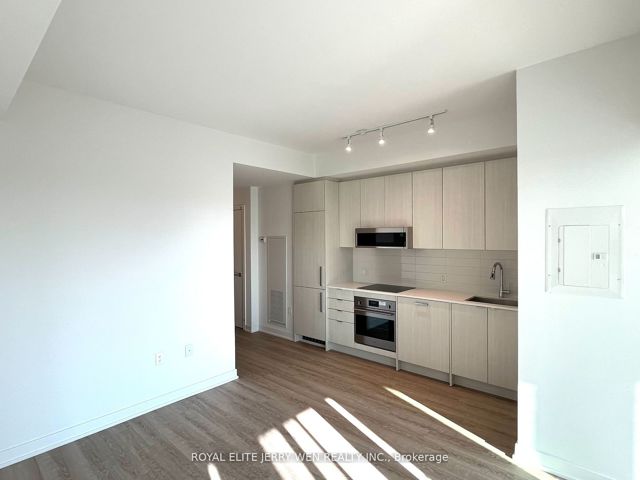 613 - 250 Lawrence Ave W