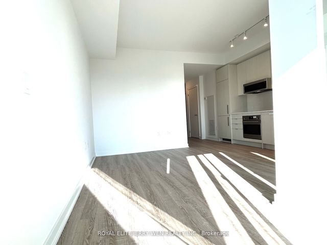613 - 250 Lawrence Ave W