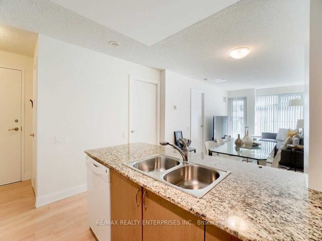 712 - 2191 Yonge St