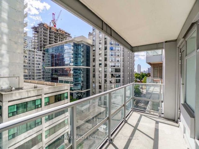 712 - 2191 Yonge St