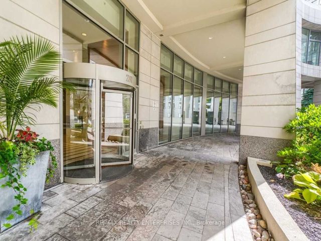 712 - 2191 Yonge St