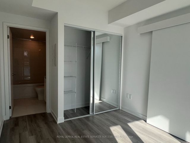 2517 - 230 Simcoe St
