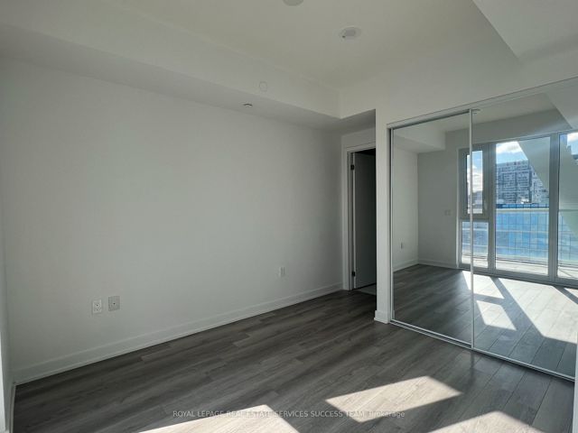 2517 - 230 Simcoe St