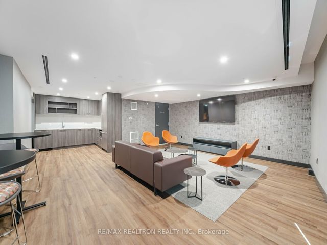 807 - 2525 Bathurst St