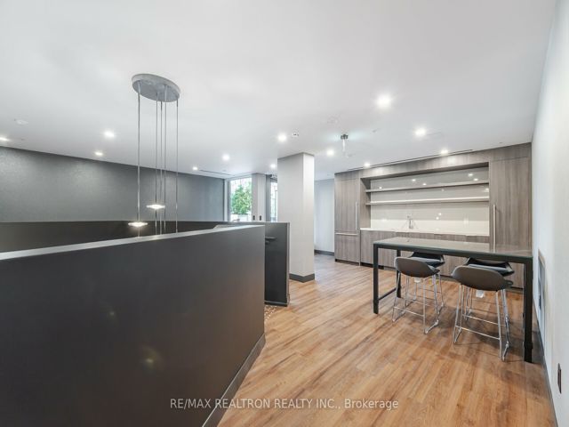 807 - 2525 Bathurst St