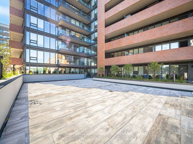 807 - 2525 Bathurst St