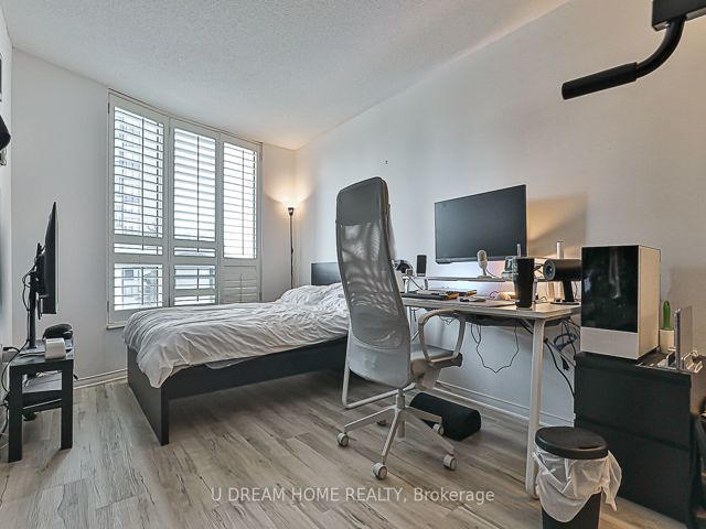 400 - 28 Pemberton Ave