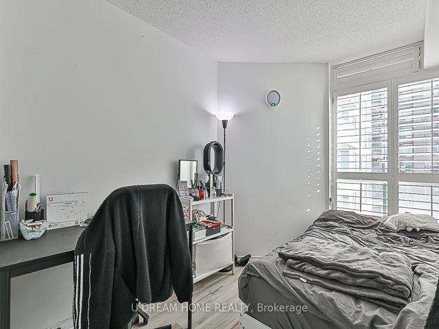 400 - 28 Pemberton Ave
