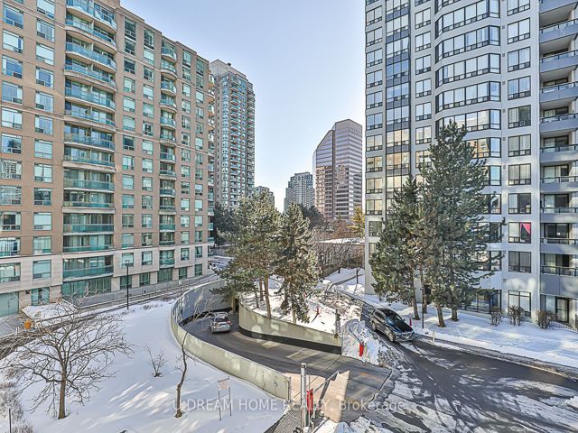 400 - 28 Pemberton Ave