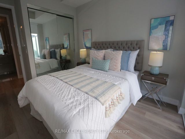 2705 - 15 Queens Quay E