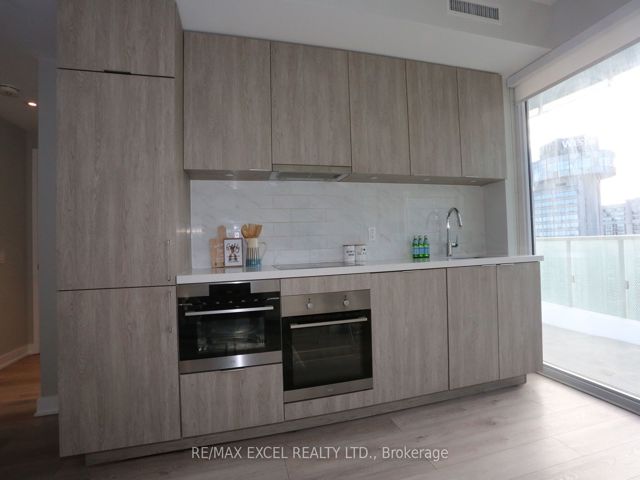 2705 - 15 Queens Quay E