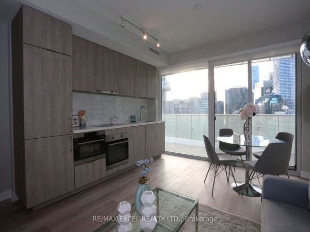 2705 - 15 Queens Quay E