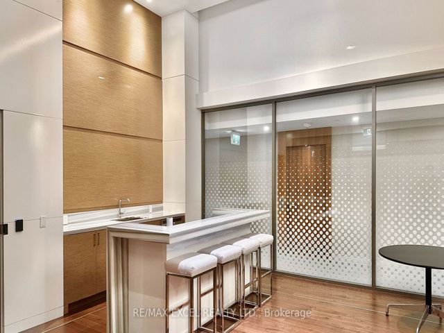 2705 - 15 Queens Quay E