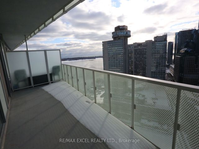 2705 - 15 Queens Quay E