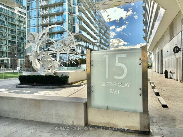 2705 - 15 Queens Quay E