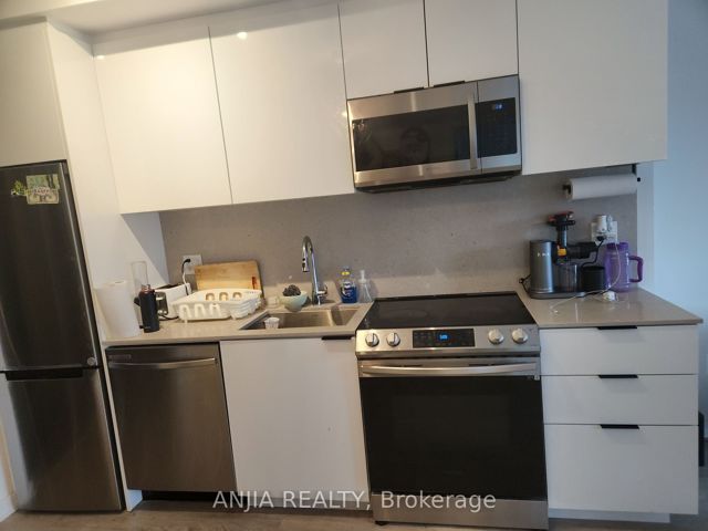 925 - 50 Power St