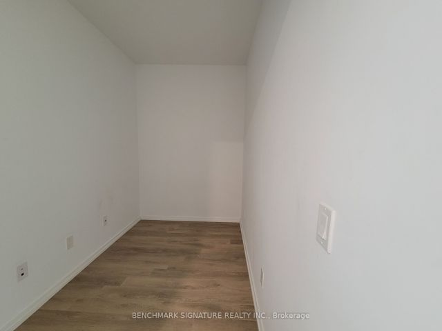 5810 - 197 Yonge St