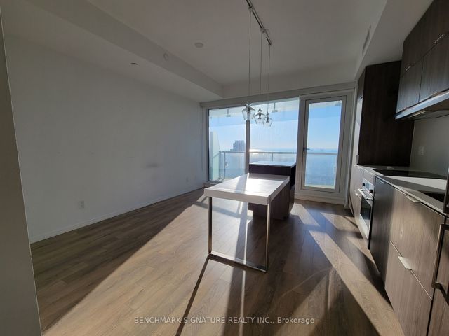 5810 - 197 Yonge St